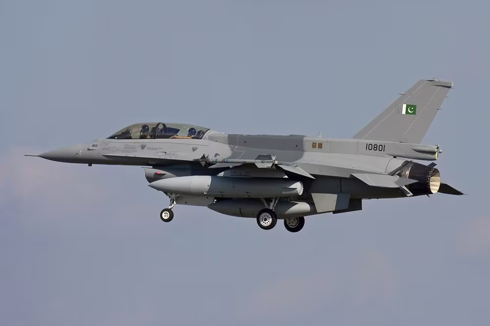 F-16C/D Block 52 Plus tích hợp luôn thùng dầu phụ 600 gallon vào thân. Quốc kỳ Pakistan được in trên cánh đuôi đứng.