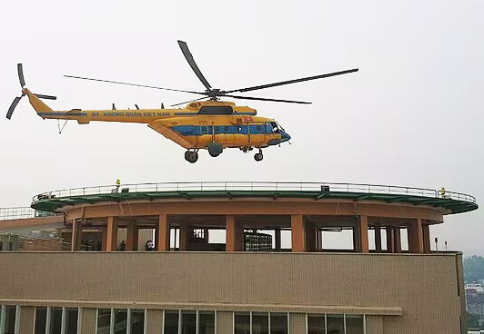 Trực thăng Mi-171 hạ cánh xuống sàn đáp trên nóc bệnh viện Trực thăng Mi-171 hạ cánh xuống sàn đáp trên nóc bệnh viện