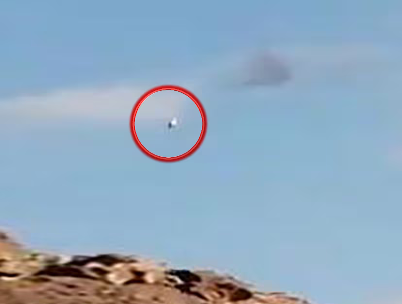 Hình ảnh chiếc AH-64D Apache của Saudi Arabia bị Houthi bắn rơi