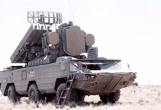 Ngoài ra, xe còn được trang bị động cơ turbine khí phụ trợ để đề phòng trường hợp động cơ chính không làm việc và hệ thống điều chỉnh áp suất lốp trung tâm. Toàn bộ tổ hợp có thể dễ dàng vận chuyển bởi máy bay vận tải quân sự Il-76. Cho đến hiện tại, đây vẫn được coi là một trong số hệ thống đánh chặn tầm gần nguy hiểm trên thế giới. Ngoài ra, xe còn được trang bị động cơ turbine khí phụ trợ để đề phòng trường hợp động cơ chính không làm việc và hệ thống điều chỉnh áp suất lốp trung tâm. Toàn bộ tổ hợp có thể dễ dàng vận chuyển bởi máy bay vận tải quân sự Il-76. Cho đến hiện tại, đây vẫn được coi là một trong số hệ thống đánh chặn tầm gần nguy hiểm trên thế giới.