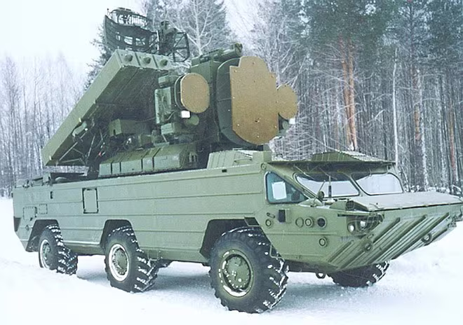 Ở cạnh radar cảnh giới chính có 2 radar điều khiển hỏa lực, vì vậy tổ hợp có thể dẫn bắn cho 2 tên lửa cùng lúc, hơn nữa 2 tên lửa này lại được dẫn trên 2 tần số khác nhau nhằm gây khó khăn hơn cho việc chế áp của đối phương. Ở cạnh radar cảnh giới chính có 2 radar điều khiển hỏa lực, vì vậy tổ hợp có thể dẫn bắn cho 2 tên lửa cùng lúc, hơn nữa 2 tên lửa này lại được dẫn trên 2 tần số khác nhau nhằm gây khó khăn hơn cho việc chế áp của đối phương.