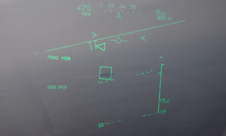 Chiếc Mirage 2000 lượn phải, áp sát tàu chiến Thổ Nhĩ Kỳ. Ảnh: Yannis Nikitas Chiếc Mirage 2000 lượn phải, áp sát tàu chiến Thổ Nhĩ Kỳ. Ảnh: Yannis Nikitas