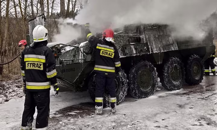 Xe thiết giáp Stryker bốc cháy gần cửa ngõ Nga Xe thiết giáp Stryker bốc cháy gần cửa ngõ Nga