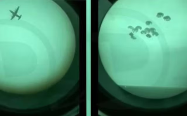 Hình ảnh máy bay vận tải C-130J tiếp tế vũ khí trong đêm được chụp bởi lực lượng phòng không Syria Hình ảnh máy bay vận tải C-130J tiếp tế vũ khí trong đêm được chụp bởi lực lượng phòng không Syria