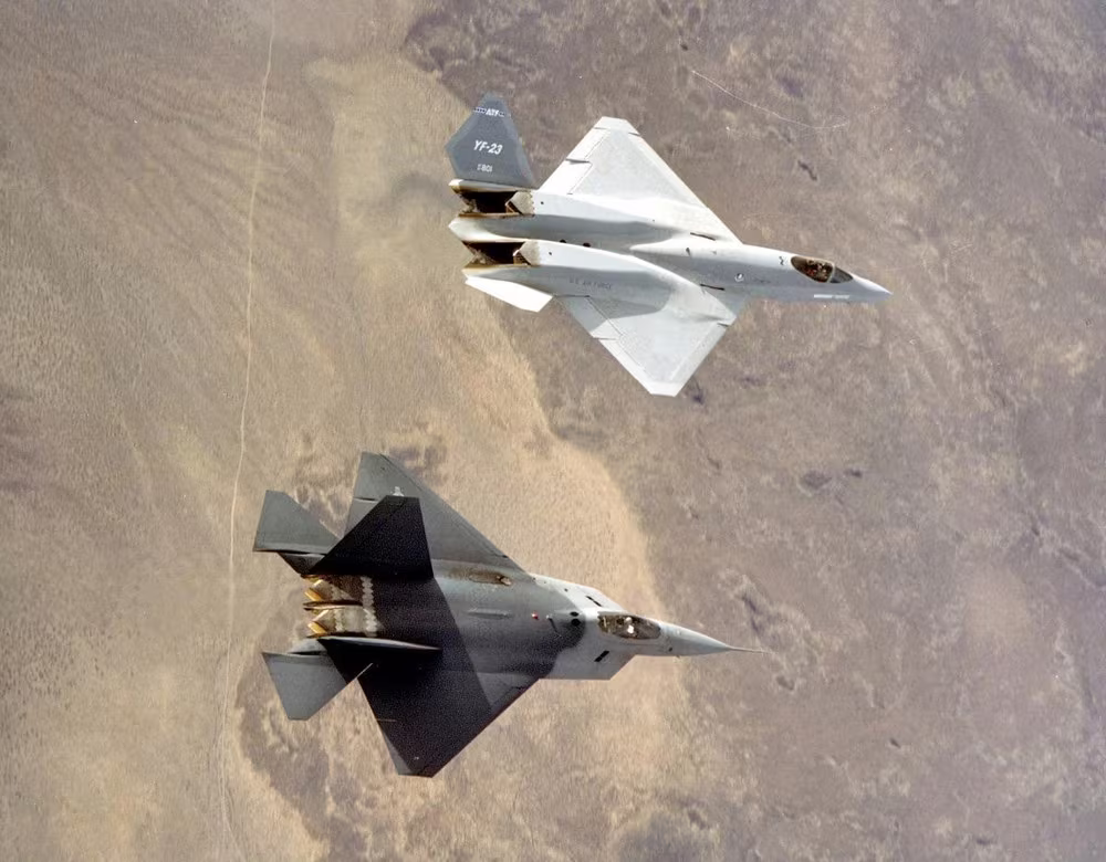 Tiêm kích YF-23 và YF-22 (tiền thân của F-22 Raptor) Tiêm kích YF-23 và YF-22 (tiền thân của F-22 Raptor)