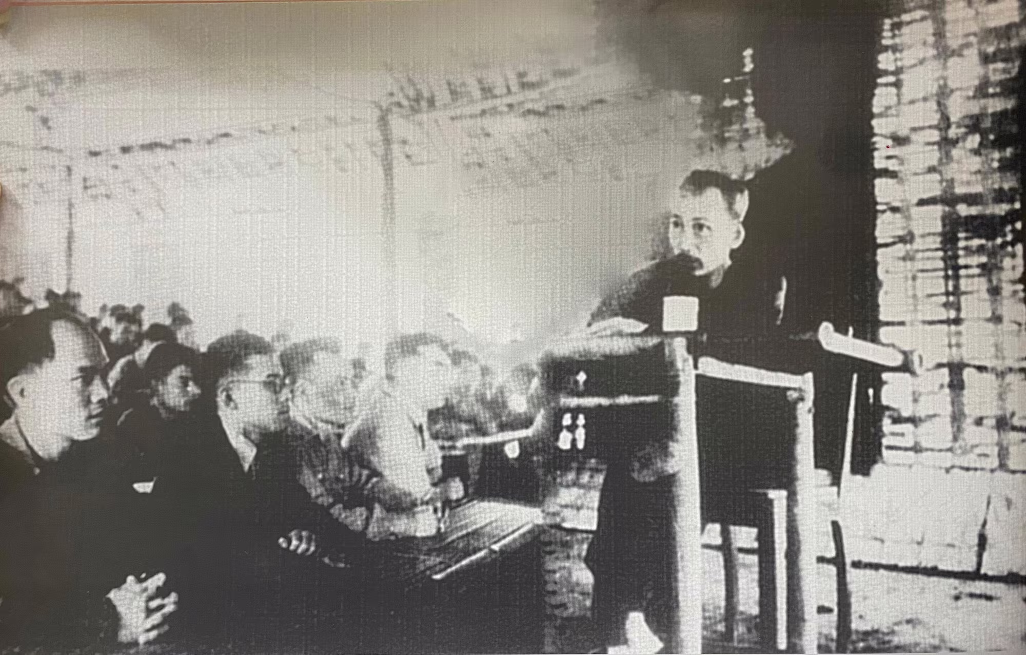 Chủ tịch Hồ Chí Minh giảng bài cho học viên lớp Công an Trung cấp khóa Tổng phản công năm 1950 tại Việt Bắc (Ảnh tư liệu) Chủ tịch Hồ Chí Minh giảng bài cho học viên lớp Công an Trung cấp khóa Tổng phản công năm 1950 tại Việt Bắc (Ảnh tư liệu)