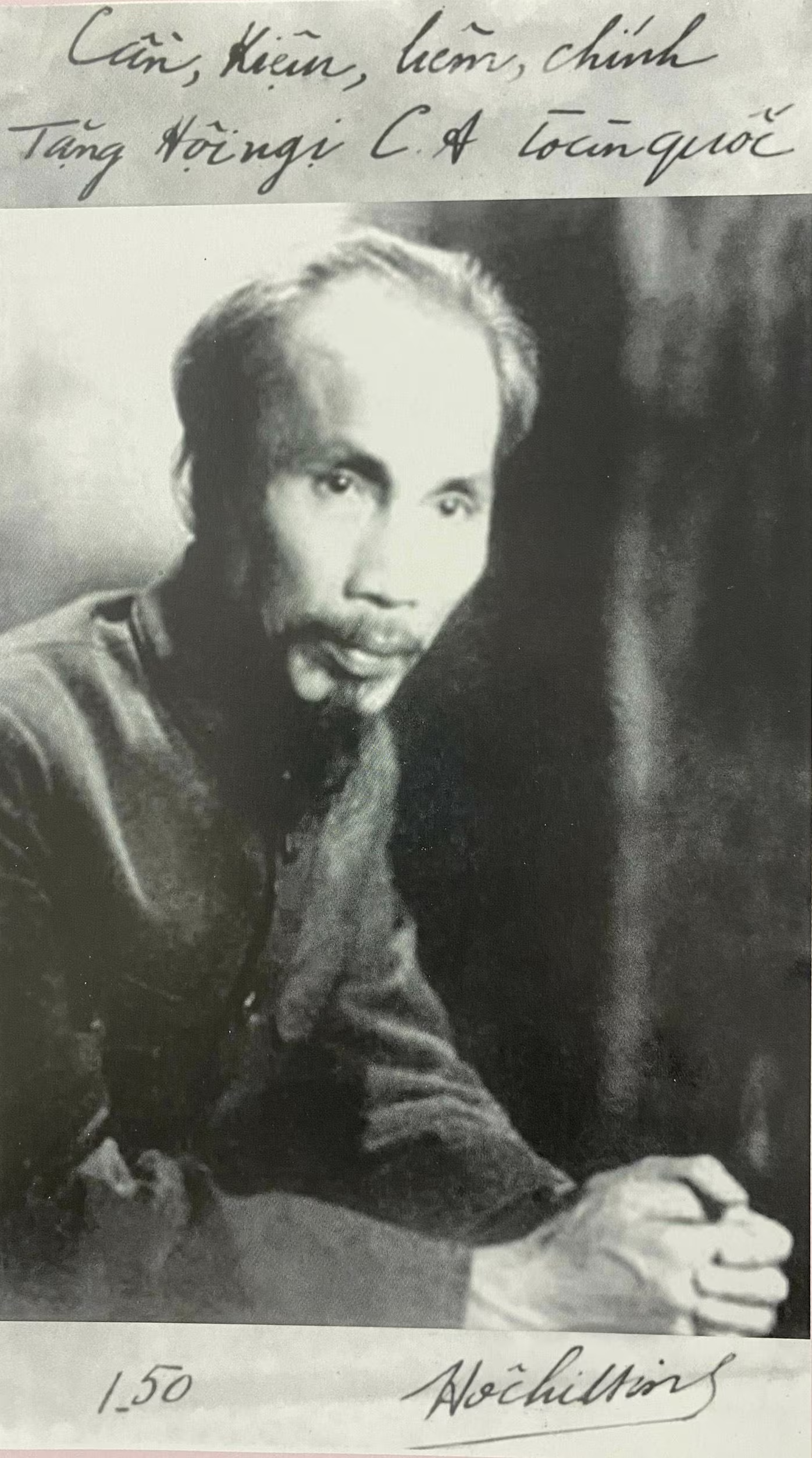 Ảnh Bác Hồ tặng Hội nghị Công an toàn quốc lần thứ V, tháng 1-1950 (Ảnh tư liệu) Ảnh Bác Hồ tặng Hội nghị Công an toàn quốc lần thứ V, tháng 1-1950 (Ảnh tư liệu)