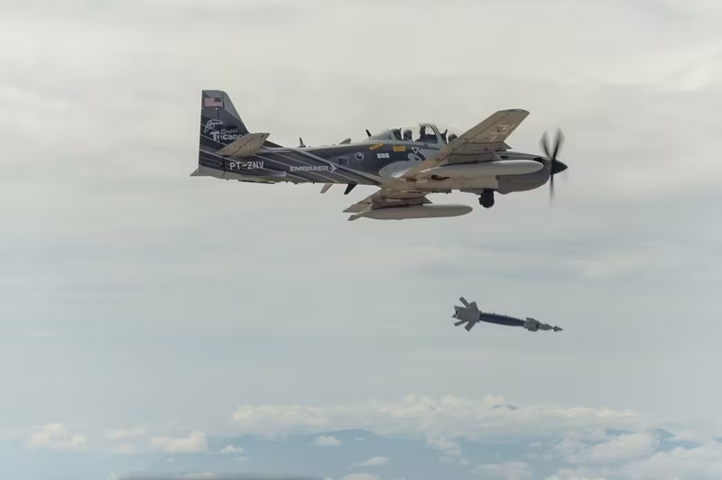 Máy bay cường kích A-29 Super Tucano đang thả bom thông minh Máy bay cường kích A-29 Super Tucano đang thả bom thông minh