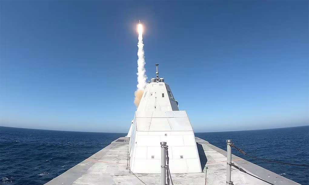 Khu trục tàng hình USS Zumwalt đang phóng tên lửa Khu trục tàng hình USS Zumwalt đang phóng tên lửa