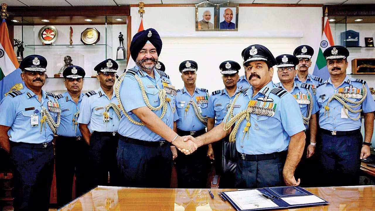 Đại tướng Rakesh Kumar Singh Bhadauria (bên phải) Đại tướng Rakesh Kumar Singh Bhadauria (bên phải)