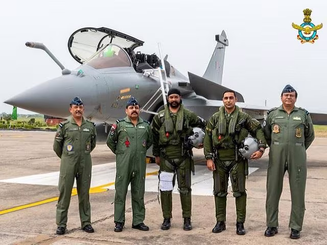 Phi công Ấn Độ bên tiêm kích Rafale Phi công Ấn Độ bên tiêm kích Rafale