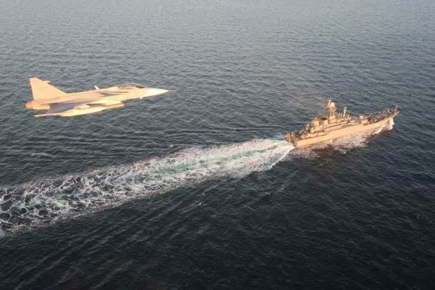 Chiến đấu cơ JAS-39 Thụy Điển tiếp cận tàu chiến Nga Chiến đấu cơ JAS-39 Thụy Điển tiếp cận tàu chiến Nga