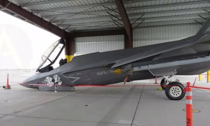 Tiêm kích hạm F-35C bị sập càng Tiêm kích hạm F-35C bị sập càng