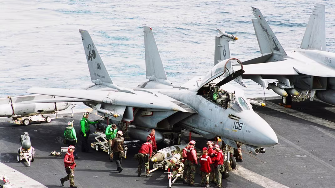 F/A-18 Super Hornet đi vào hoạt động chính thức vào năm 1999 với hai biến thể E một chỗ ngồi và F hai chỗ ngồi để thay thế cho tiêm kích hạm F-14 Tomcat.