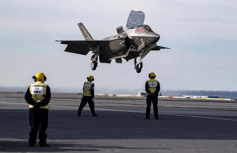 Chiến đấu cơ F-35B hạ cánh trên chiến hạm JS Kaga