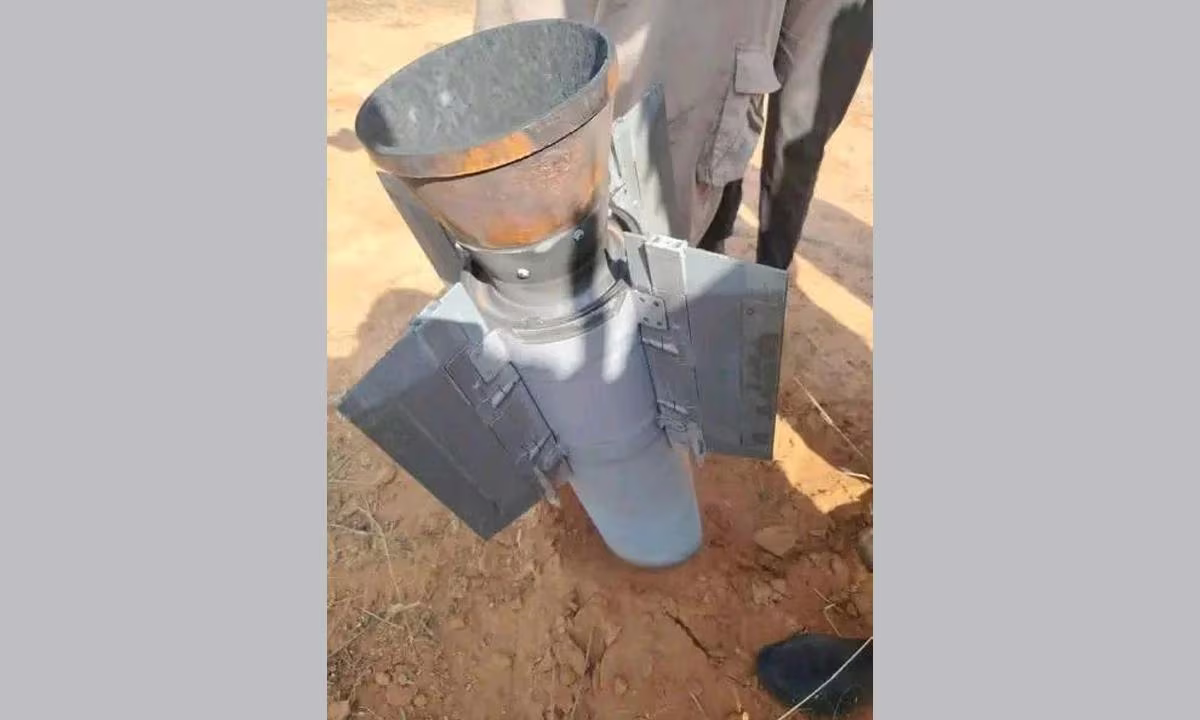 Vật thể được cho là xác tên lửa của hệ thống FK-2000 gần hiện trường máy bay Il-76 Sudan rơi hôm 4/11. Vật thể được cho là xác tên lửa của hệ thống FK-2000 gần hiện trường máy bay Il-76 Sudan rơi hôm 4/11.