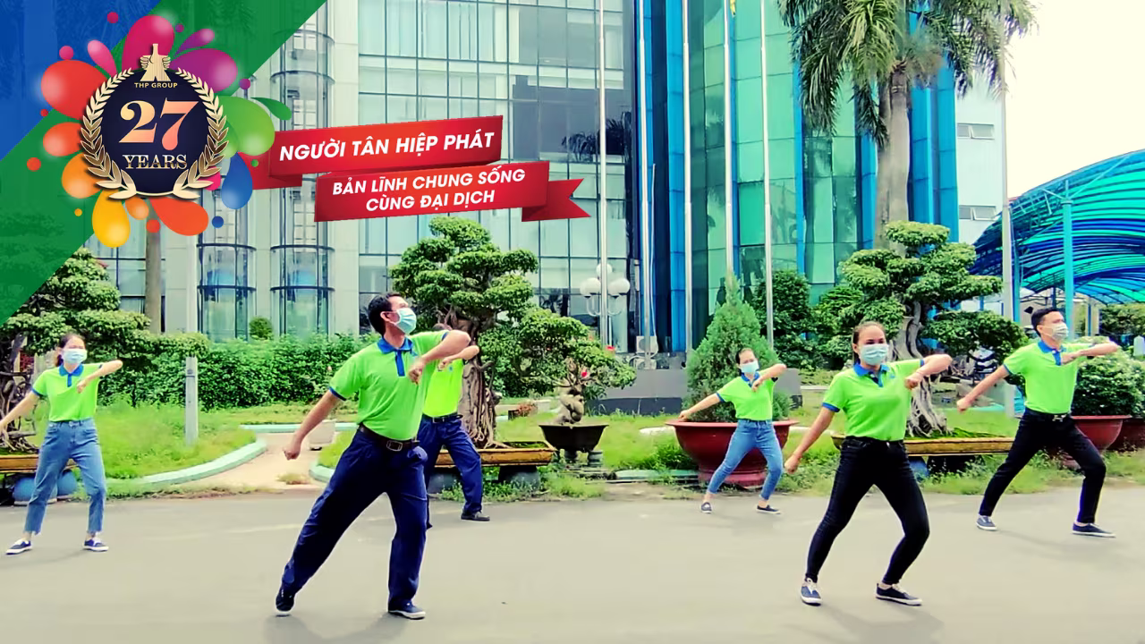 Công nhân Nhà máy nước giải khát Number 1 ở &quot;tâm bão&quot; Bình Dương vừa tuân thủ sản xuất an toàn &quot;3 tại chỗ&quot; phòng chống dịch, vừa vui đón Ngày truyền thống 15-10 của Tập đoàn Tân Hiệp Phát