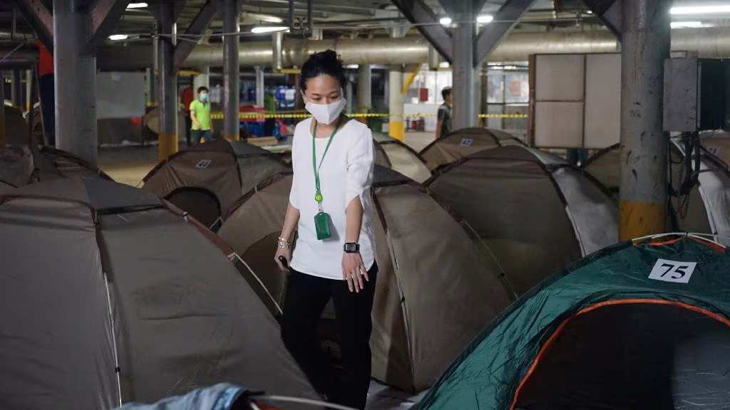 Phó Tổng Giám đốc Trần Ngọc Bích kiểm tra điều kiện sinh hoạt của công nhân “3 tại chỗ” trong THP