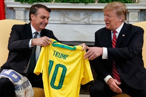 Vì sao Tổng thống Mỹ và Tổng thống Brazil tặng nhau áo bóng đá