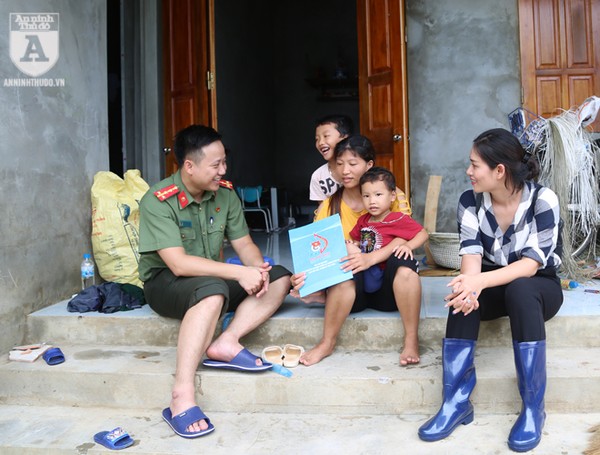 Tuổi trẻ Công an Thủ đô chung tay cùng người dân vùng lũ