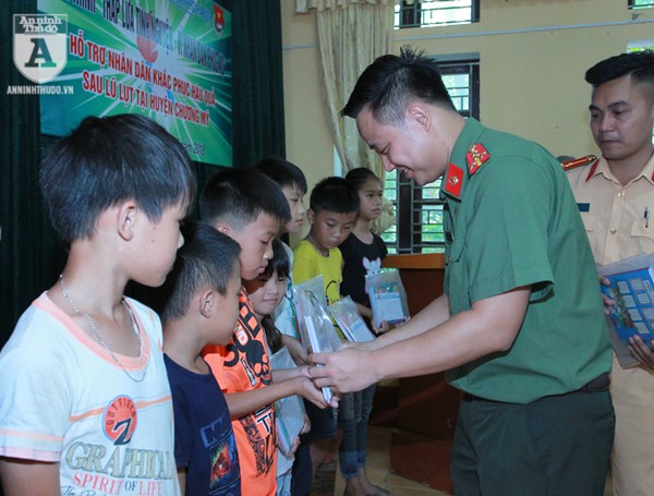 Tuổi trẻ Công an Thủ đô chung tay cùng người dân vùng lũ