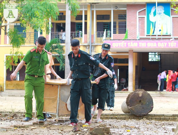 Tuổi trẻ Công an Thủ đô chung tay cùng người dân vùng lũ