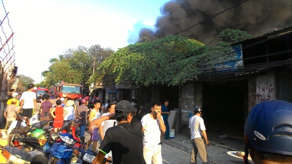 Dập tắt vụ cháy lớn trên phố Lương Khánh Thiện ảnh 2