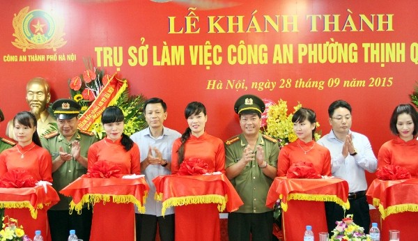 Các đồng chí lãnh đạo CATP Hà Nội, thường trực Quận ủy và CAQ Đống Đa cắt băng khánh thành trụ sở CAP Thịnh Quang