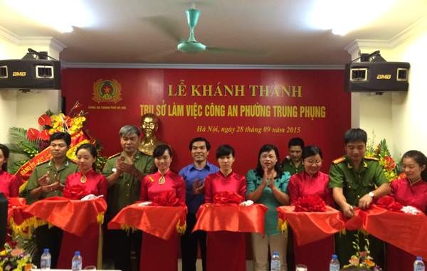 Lãnh đạo Quận ủy, UBND và CAQ Đống Đa cắt băng khánh thành trụ sở CAP Trung Phụng
