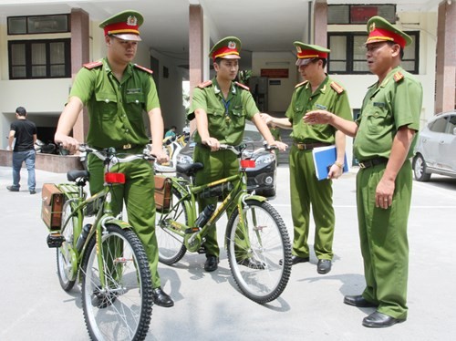 Việc triển khai thí điểm CSTT sử dụng xe đạp đi làm nhiệm vụ sẽ góp phần đảm bảo hiệu quả ANTT, TTĐT, ATGT tại địa bàn, nhất là những tuyến phố nhỏ, hẹp, phức tạp (Ảnh Thuần Thư)