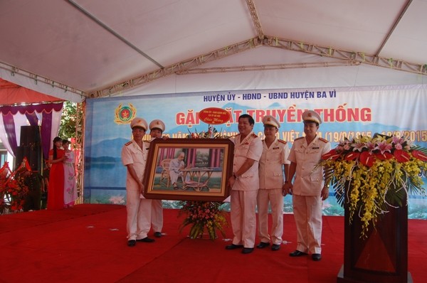 Thay mặt Đảng ủy, Ban giám đốc CATP Hà Nội, Thiếu tướng Lưu Quang Hợi, Phó Giám đốc CATP Hà Nội tặng quà, chúc mừng CAH Ba Vì nhân kỷ niệm 70 năm truyền thống CAND...