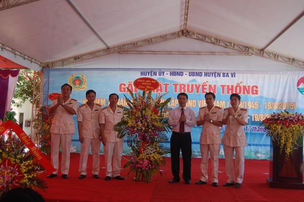 Đồng chí Hà Xuân Hưng, Bí thư huyện ủy Ba Vì tặng hoa chúc mừng tập thể CBCS CAH Ba Vì nhân kỷ niệm 70 năm Ngày truyền thống CAND, 10 năm Ngày hội Toàn dân bảo vệ an ninh Tổ quốc