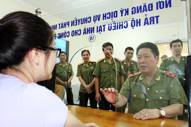 Trung tướng Bùi Văn Thành căn dặn bộ phận chuyển phát nhanh, một cửa phục vụ tốt nhất nhân dân khi đến làm các thủ tục hành chính