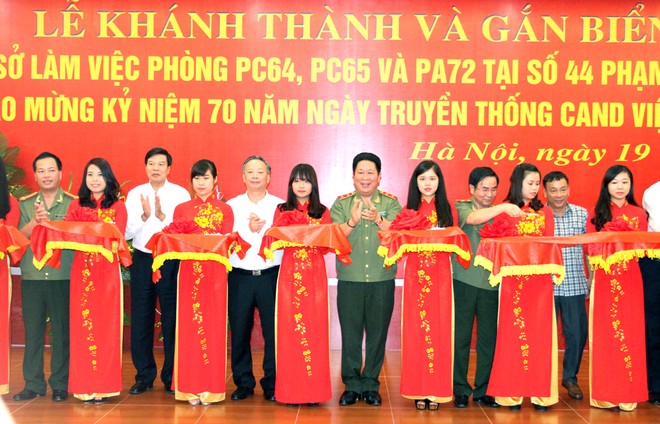 Trung tướng Bùi Văn Thành, Thứ trưởng Bộ Công an và đồng chí Nguyễn Văn Sửu, Phó Chủ tịch UBND TP Hà Nội cùng các đồng chí đại biểu cắt băng khánh thành công trình 44 Phạm Ngọc Thạch