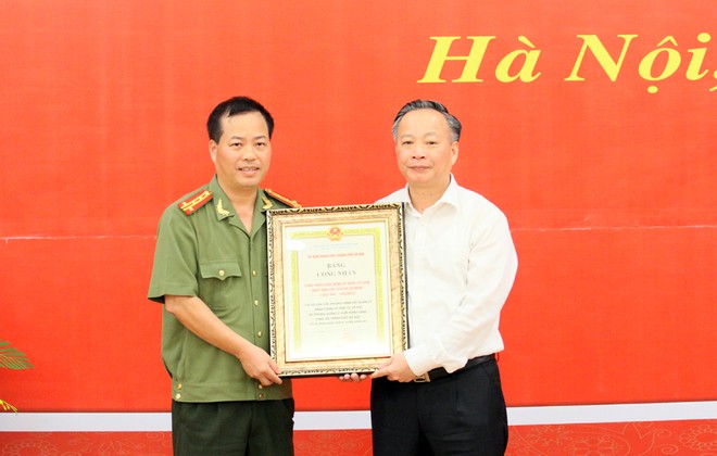Đồng chí Nguyễn Văn Sửu, Phó Chủ tịch UBND TP Hà Nội trao quyết định của Chủ tịch UBND TP Hà Nội, công nhận, gắn biển công trình chào mừng kỷ niệm 125 năm Ngày sinh của Chủ tịch Hồ Chí Minh