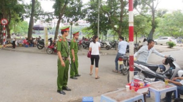 Tại bệnh viện Phụ sản Hà Nội, các cán bộ chiến sỹ Cảnh sát Bảo vệ cũng nhắc nhở, đảm bảo ANTT, trật tự ATGT trong và ngoài khu vực cổng bệnh viện