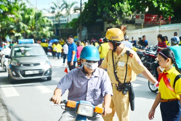 Các em học sinh khi sang đường đến trường đều được CSGT giúp đỡ an toàn