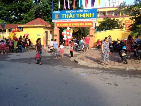 Khu vực trước cổng trường Thái Thịnh phong quang, sạch đẹp, không xảy ra cảnh ùn ứ, lộn xộn vì đã được Đội CSGT số 3 phân luồng từ xa