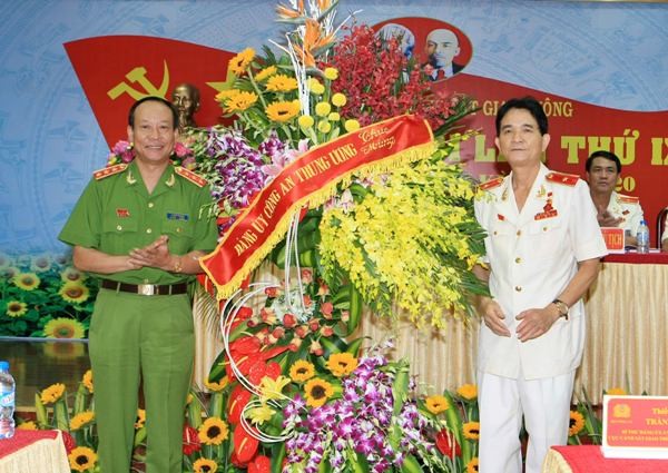 Thay mặt Đảng ủy Công an Trung ương, Thượng tướng Lê Quý Vương, Uỷ viên Trung ương Đảng, Thứ trưởng Bộ Công an, tặng lẵng hoa chúc mừng thành công của Đại hội Đảng bộ Cục CSGT
