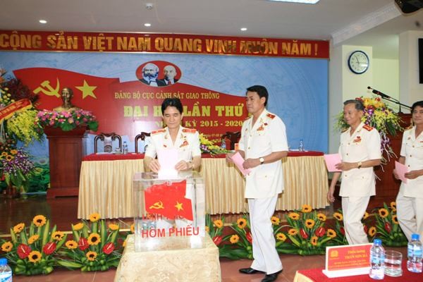 Các đại biểu bỏ phiếu bầu trong Đại hội Đảng Cục CSGT