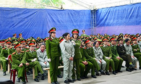 Đối tượng Ngọc (áo trắng đứng giữa) bị tuyên án tử hình trong phiên tòa sơ thẩm được tổ chức tại Quảng Ninh vào năm 2014