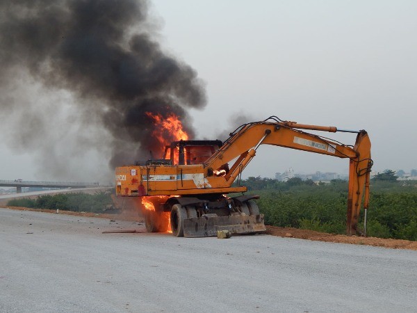 Chiếc máy xúc bất ngờ bốc hỏa