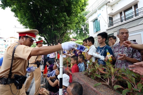 Những chai nước mát lành được CSGT gửi biếu bà con