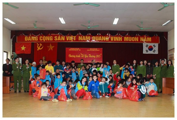 Đại diện CBCS Phòng Hồ sơ Cảnh sát tặng quà trẻ em khuyết tật Trung tâm phục hồi chức năng Việt Hàn