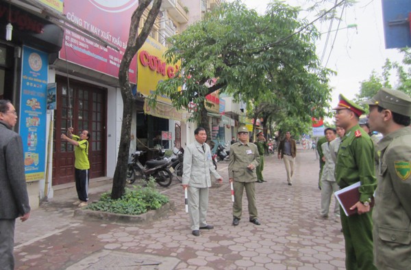 Nhắc nhở người dân không để mái che ra quá khuôn viên cửa hàng