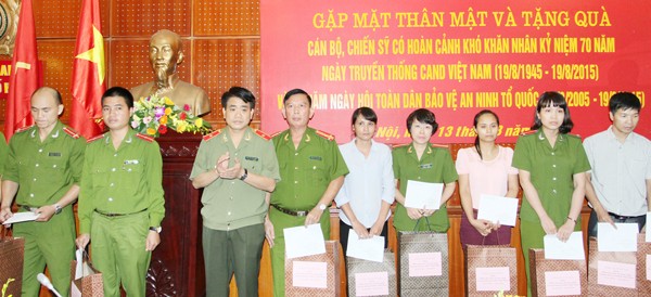 Thiếu tướng Nguyễn Đức Chung thay mặt Đảng ủy Ban Giám đốc tặng quà các CBCS có hoàn cảnh khó khăn