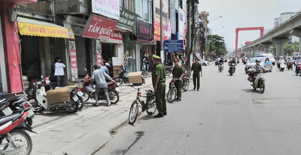 Tuyên truyền nhắc nhở người dân trên đường Nguyễn Trãi