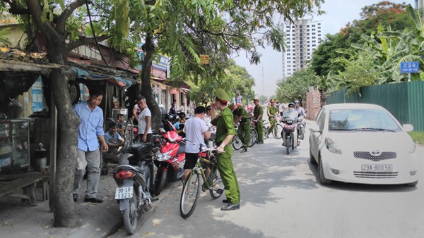 Dừng xe nhắc nhở người dân cho xe vào đúng nơi quy định