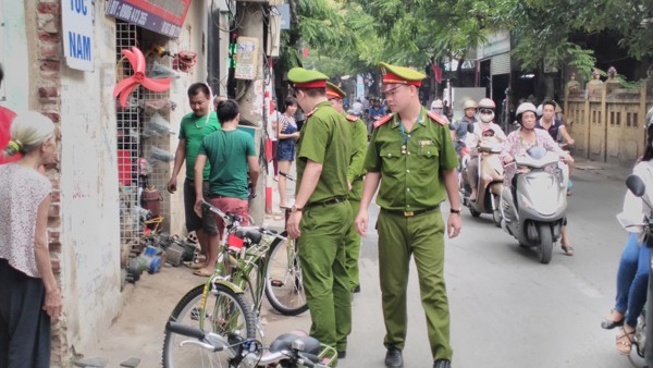 Cùng với chiếc xe đạp, hình ảnh người CSTT trở nên thân thiện hơn