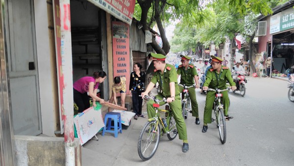 Tổ công tác CAP Cổ Nhuế 1 nhắc nhở người dân bán hàng đúng nơi quy định